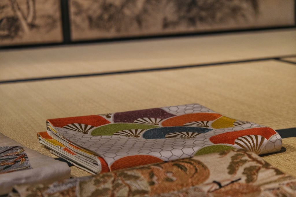 Les tissus décorés dans un commerce reconstitué du musée du style de vie