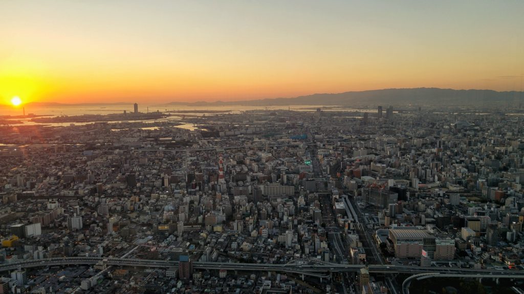 Coucher de soleil sur Osaka et sa baie depuis l'Abeno Harukas