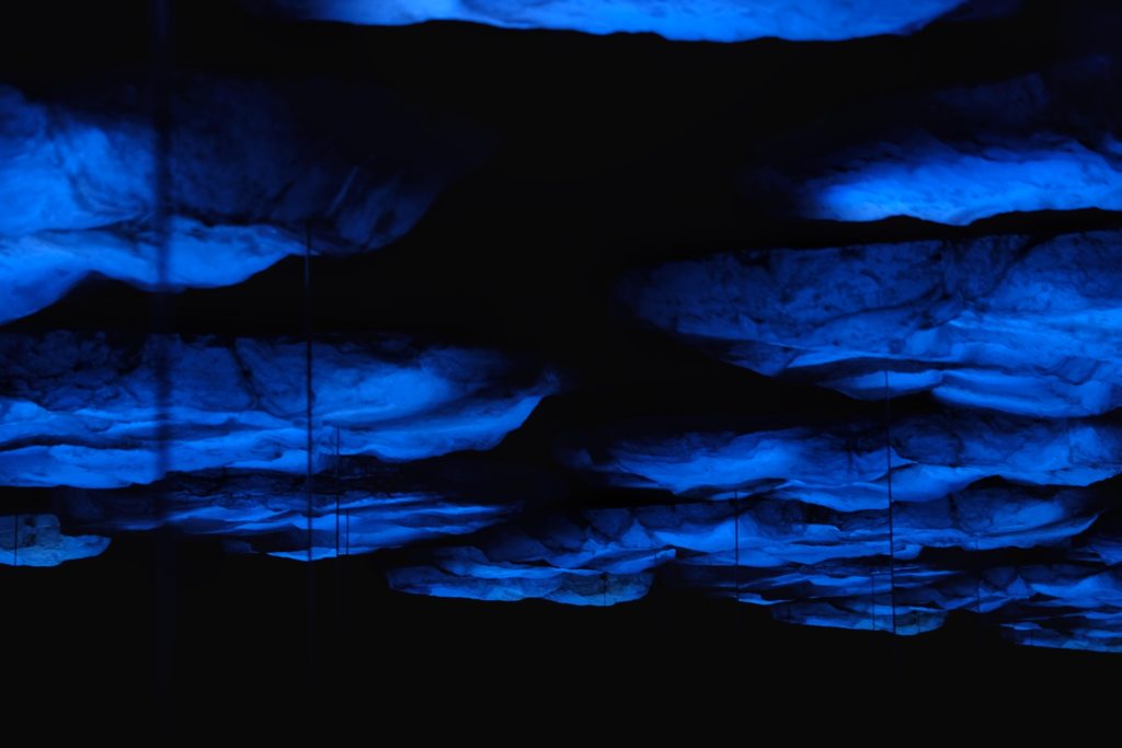 Un décor représentant les dessous de la banquise à l'aquarium d'Osaka