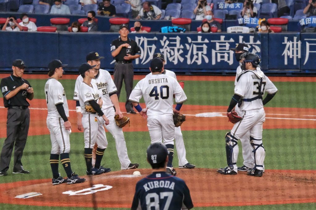 Discussion stratégique sur le monticule de lancer pour les Buffaloes d'Osaka