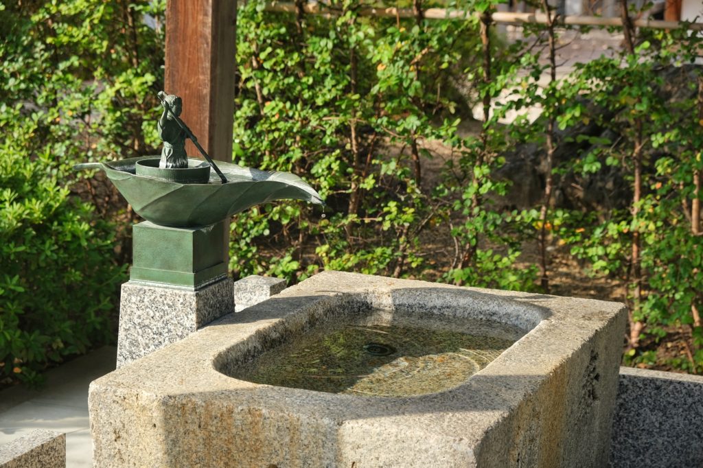 La fontaine du sanctuaire Tanekashisha à Sumiyoshi
