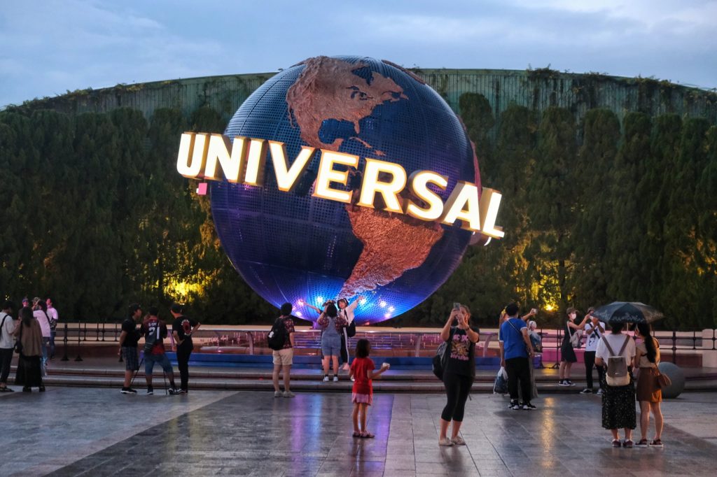 Le globe Universal à l'entrée du parc d'Osaka en soirée