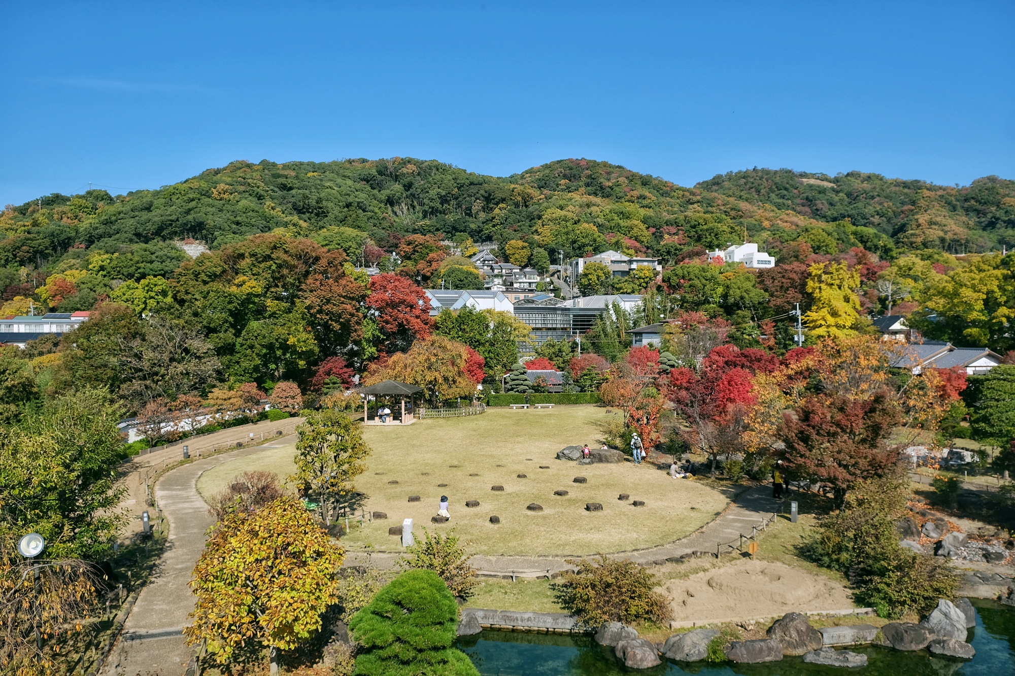 Le jardin du château d'Ikeda en automne et la montagne Satsukiyama