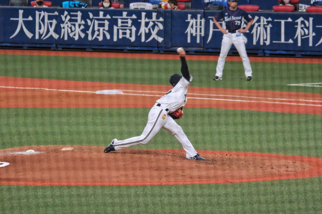 Un lanceur des Orix Buffaloes d'Osaka en plein lancer