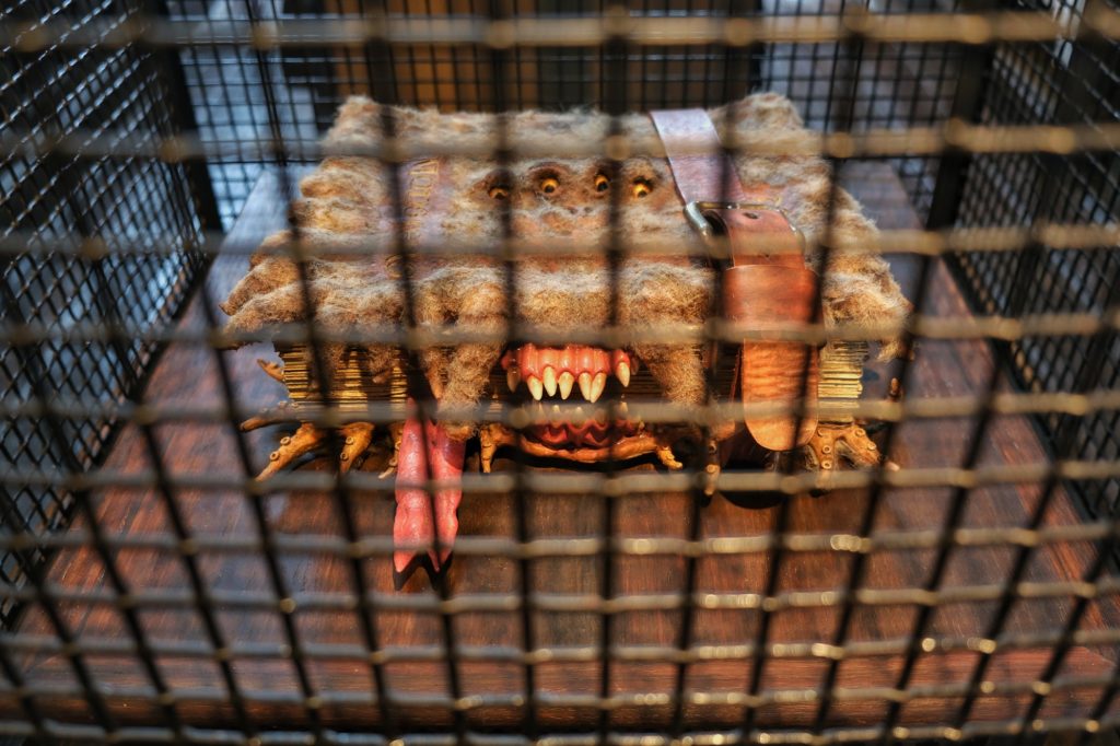 Le monstrueux livre des monstres dans sa cage au parc Universal d'Osaka