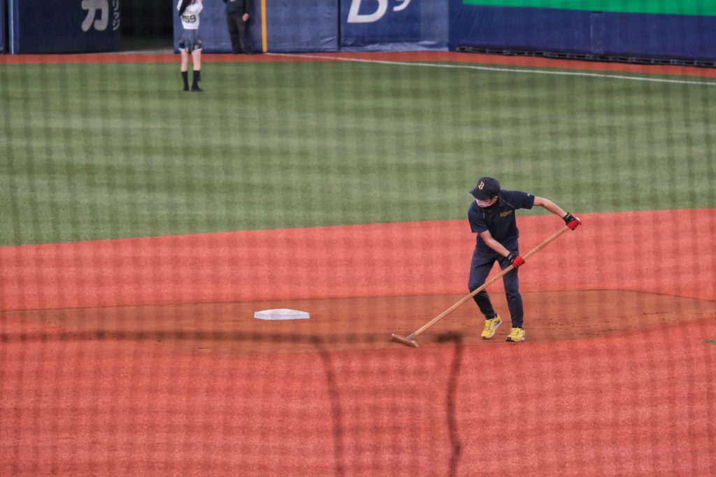 Nettoyage du monticule de lancer au Kyocera Dome d'Osaka