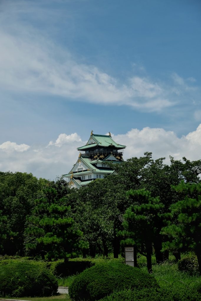 Le château d'Osaka surplombe son parc
