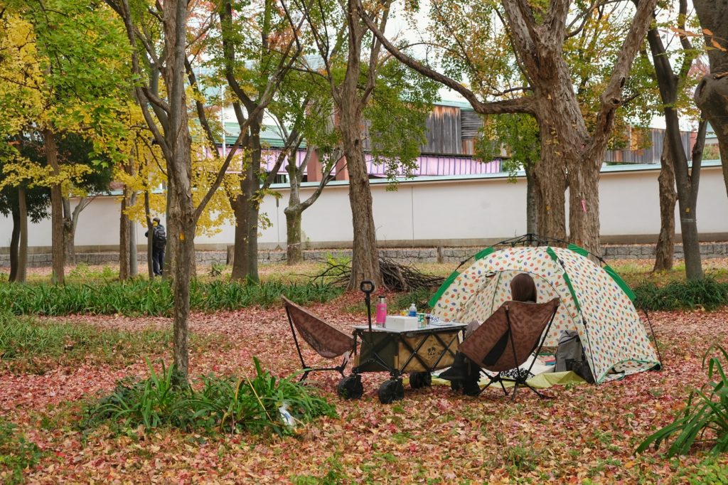 Petit moment de détente sur les feuilles d'automne du parc du château d'Osaka