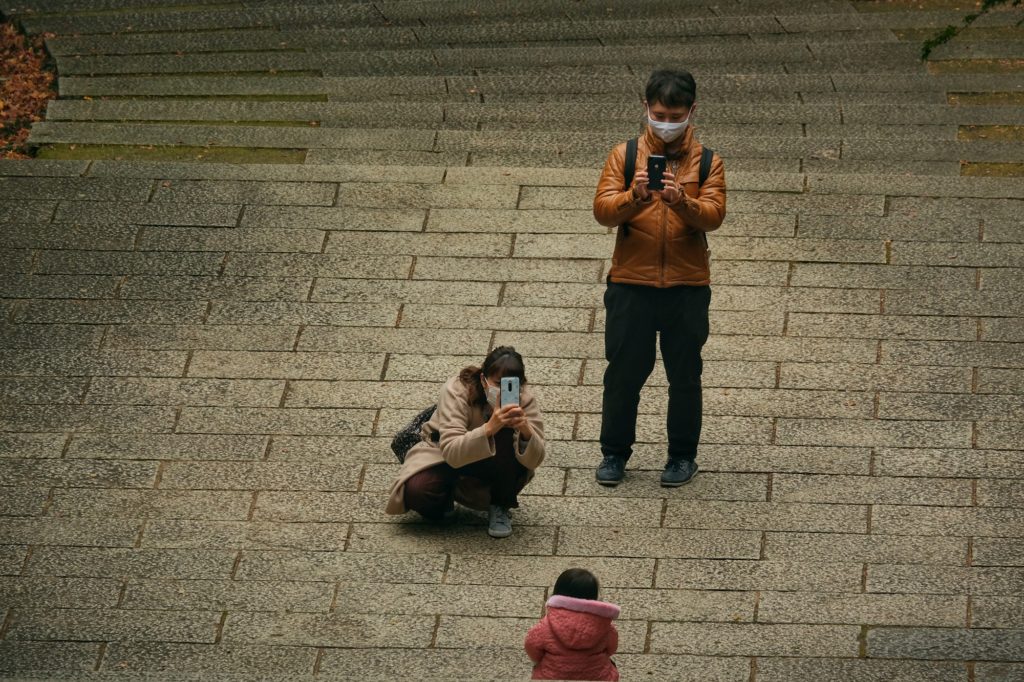 Une famille en séance photo dans les escaliers du temple Katsuo-ji