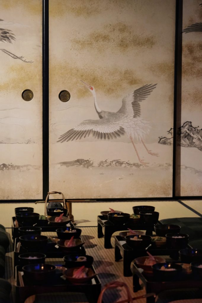 Une porte décorée dans une grande maison reconstituée du musée du style de vie d'Osaka