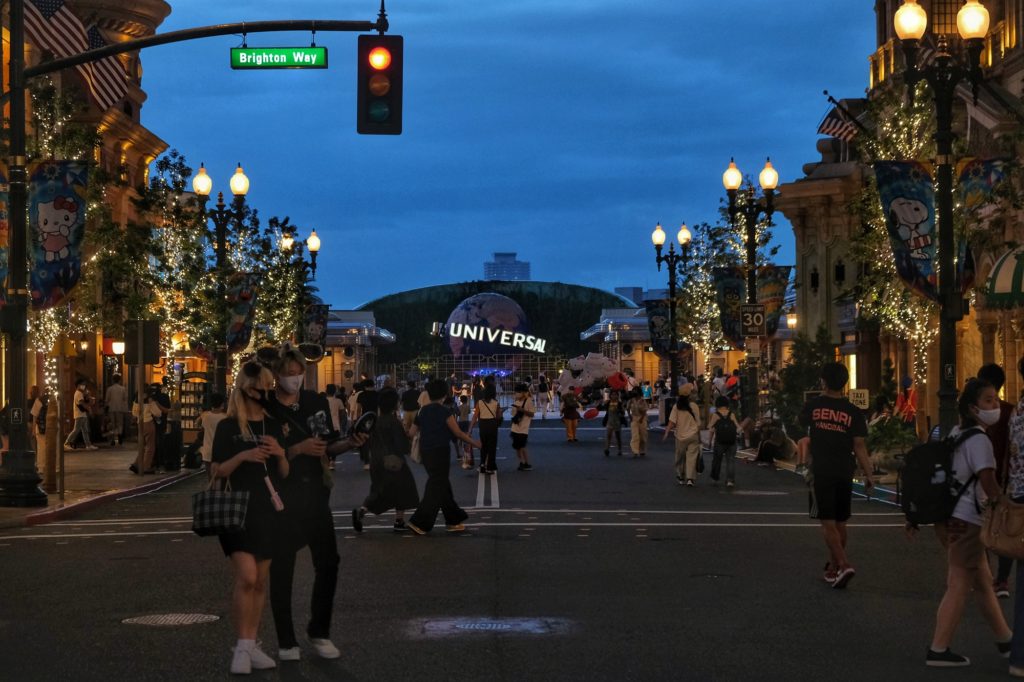 Zone centrale du parc Universal en début de soirée à Osaka