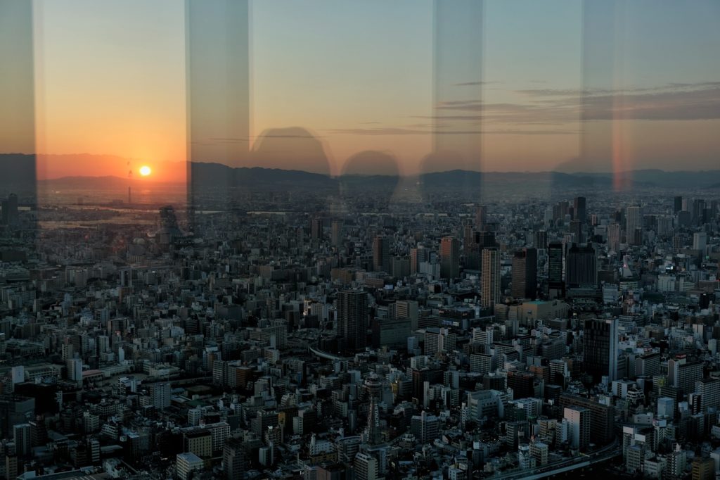 Reflet du coucher de soleil sur l'est d'Osaka