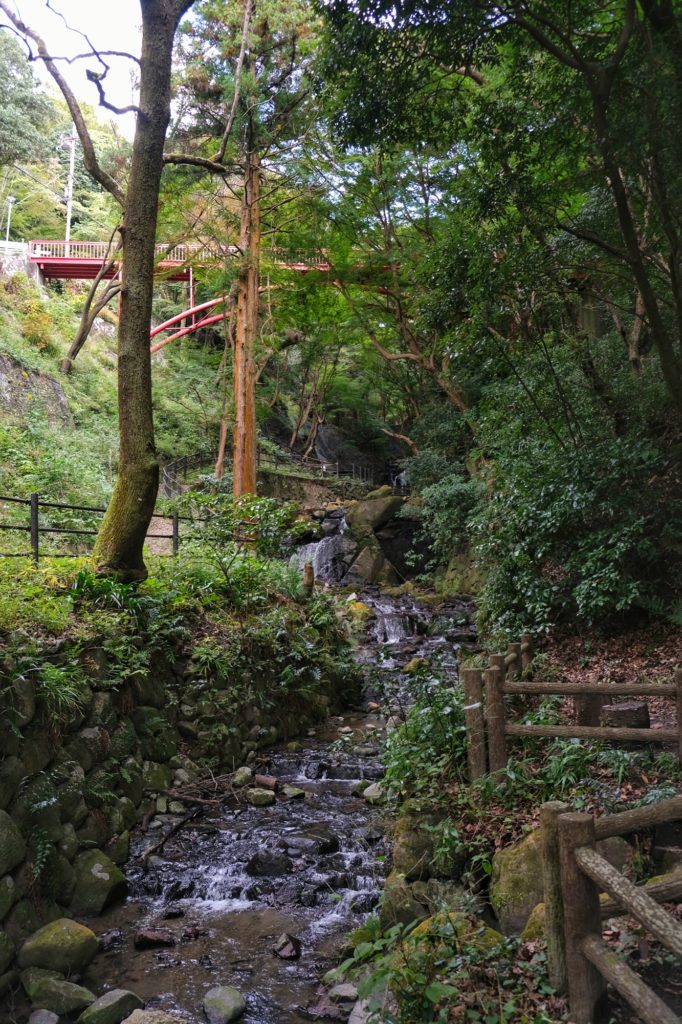 Le pont Toyoura et la rivière qui descend du mont Ikoma
