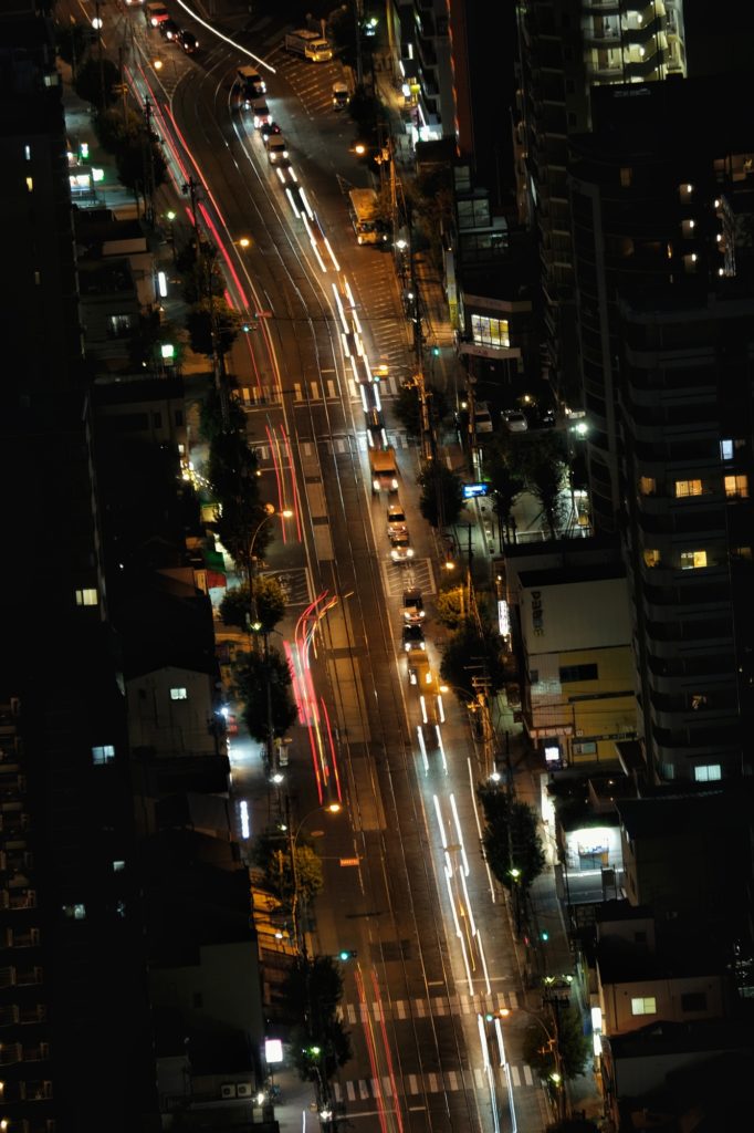 Flou de circulation nocturne dans une rue d'Osaka