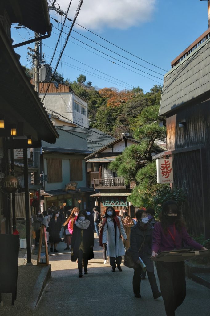 Des visiteurs dans une ruelle du village d'Arima Onsen