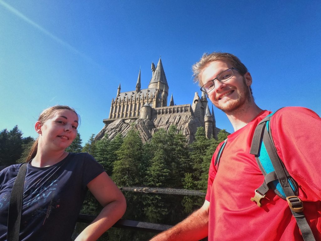 Selfie devant l'école de Poudlard à Universal Studios Japan à Osaka