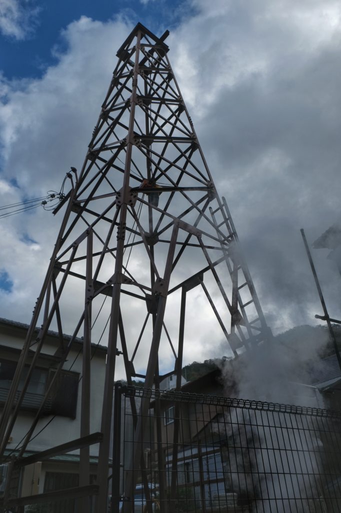 Une source naturelle avec un pylône, façon ruée vers le pétrole, à Arima Onsen