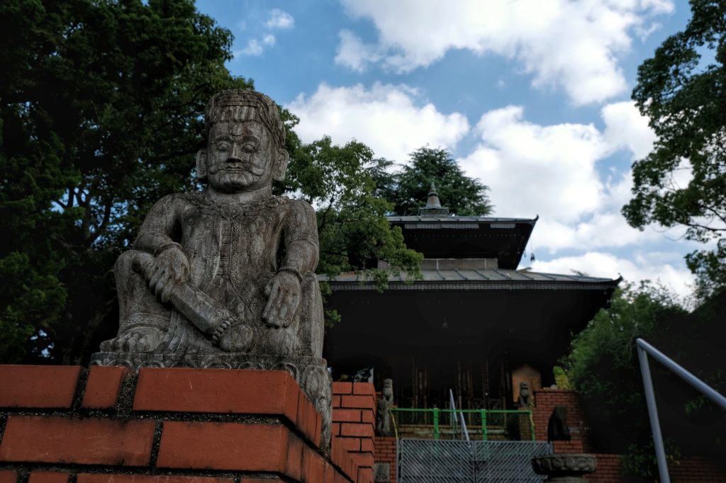 La statue de l'entrée de la zone népalaise du parc Tsurumi Ryokuchi d'Osaka