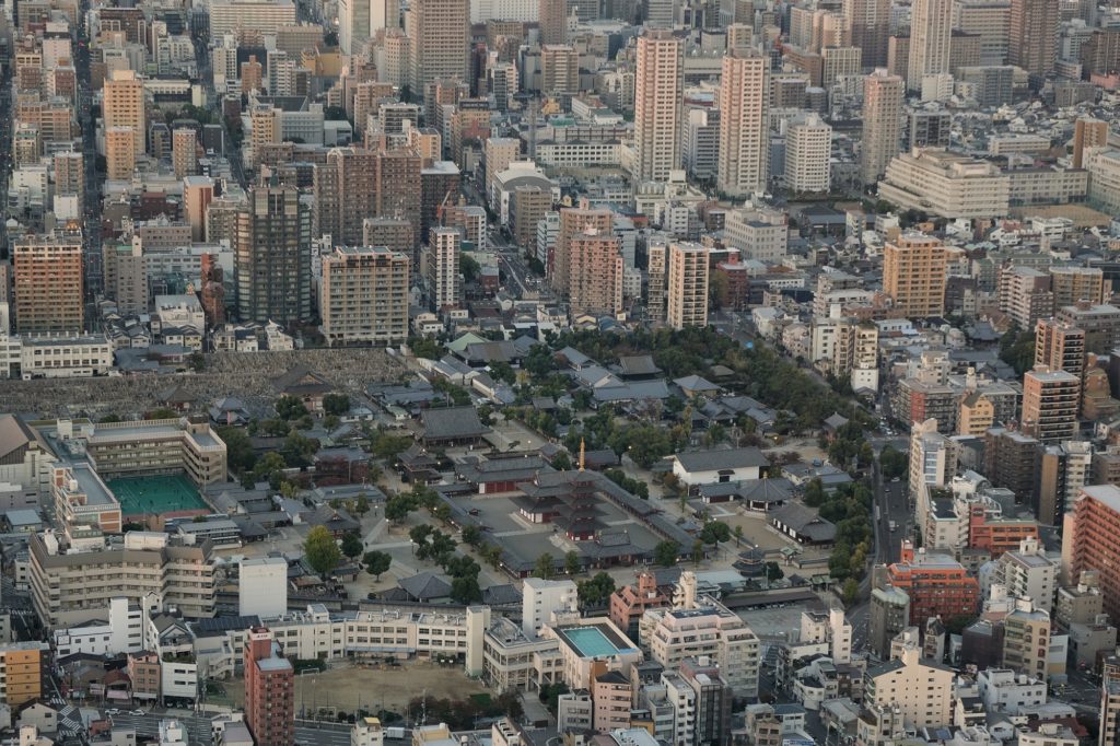 Le temple Tenno-ji au milieu des immeubles à Osaka