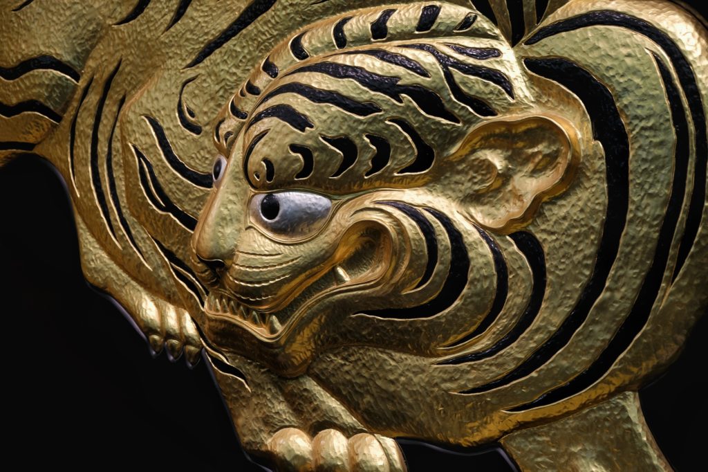 Un tigre décoratif dans l'exposition du château d'Osaka