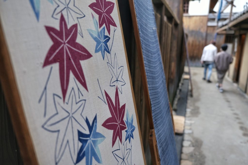 Les tissus décorés dans la ruelle du musée