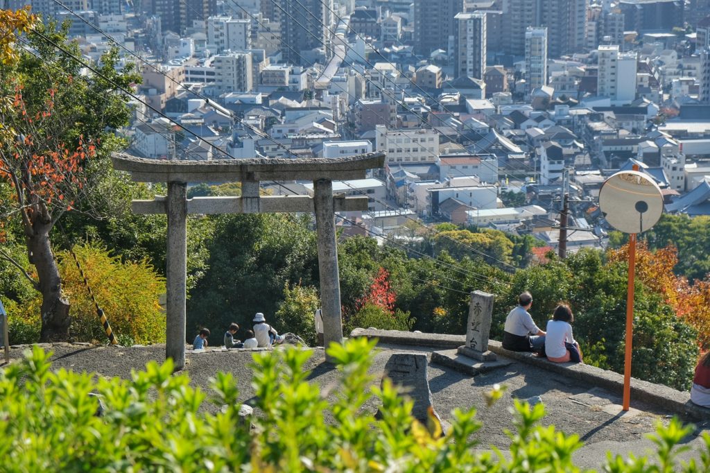 Un torii sur le chemin de la montagne Satsuki à Ikeda