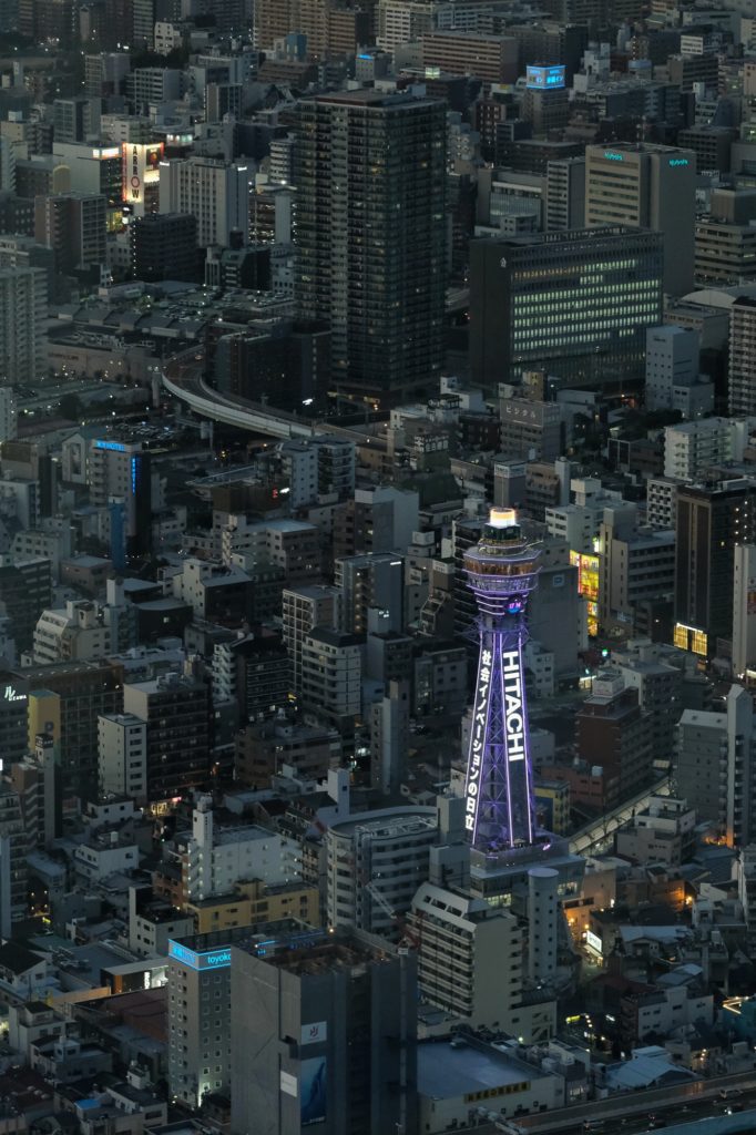Le tour Tsutenkaku dans le quartier du Shinsekai vue depuis l'Abeno Harukas