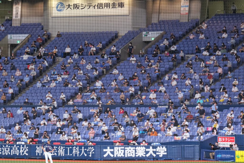 La tribune très parsemée des supporters d'Osaka