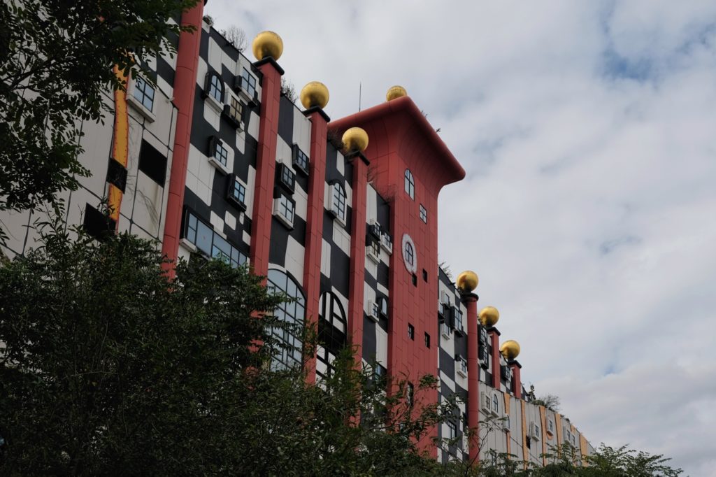 Mur de l'usine d'incinération de déchets de Maishima imaginée par Hundertwasser