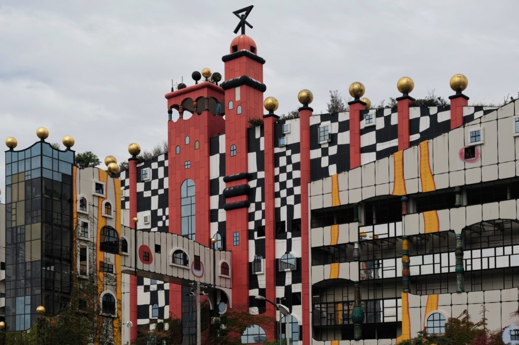 L'usine d'incinéarion de déchets réalisée par Hundertwasser avec ses décorations colorées