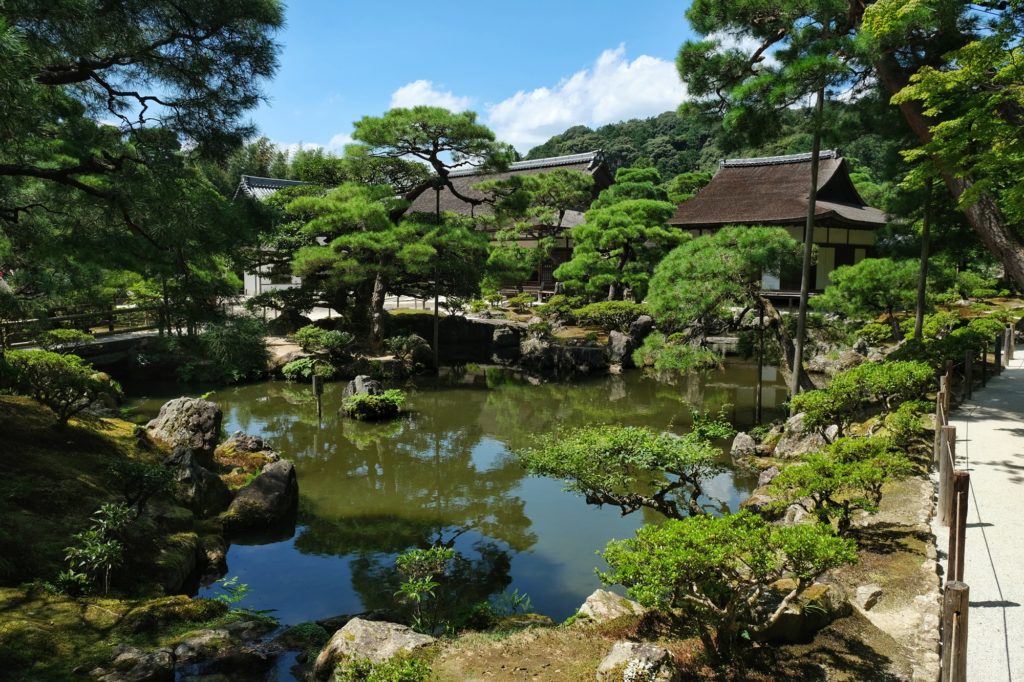 L'étang et les bâtiments du Ginkaku-ji