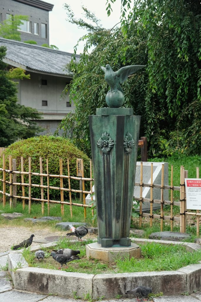 Des pigeons célèbrent leur statue dans le parc Maruyama