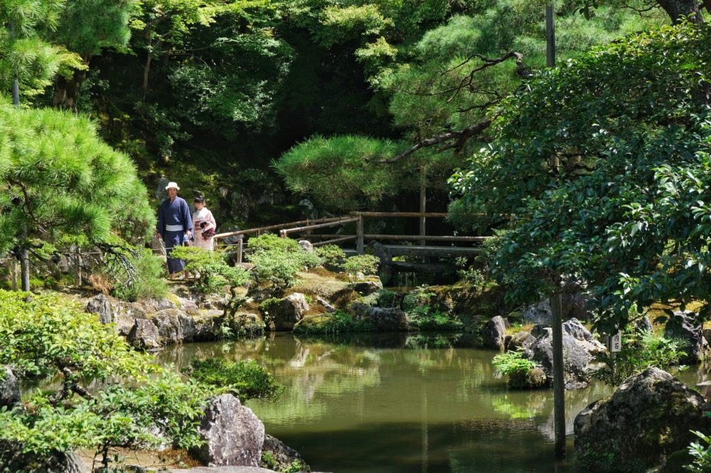 Des visiteurs en habits traditionnels dans les jardins du Ginkaku-ji