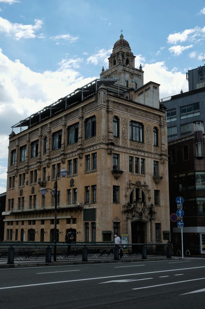 Un bâtiment particulier pour le restaurant chinois Toka Saikan de Kyoto