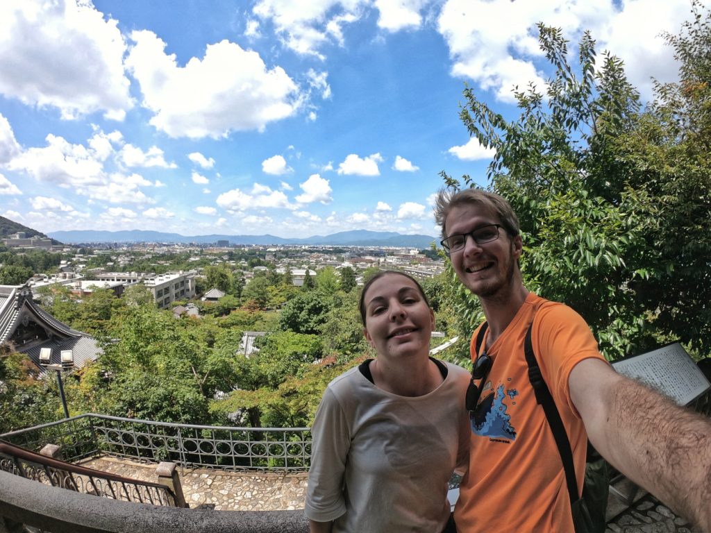 Selfie devant la ville de Kyoto depuis la tour du temple Eikan-do Zenrin-ji