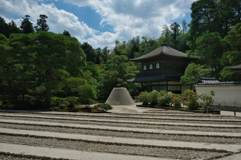 Le sol ratissé de l'entrée du pavillon d'argent à Kyoto