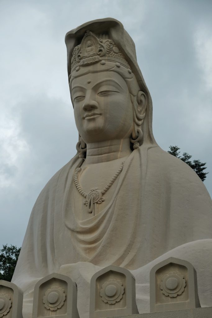 La statue du bodhisattva Avalokiteshvara, seigneur qui observe depuis le haut, au sanctuaire Ryozen Kannon à Kyoto