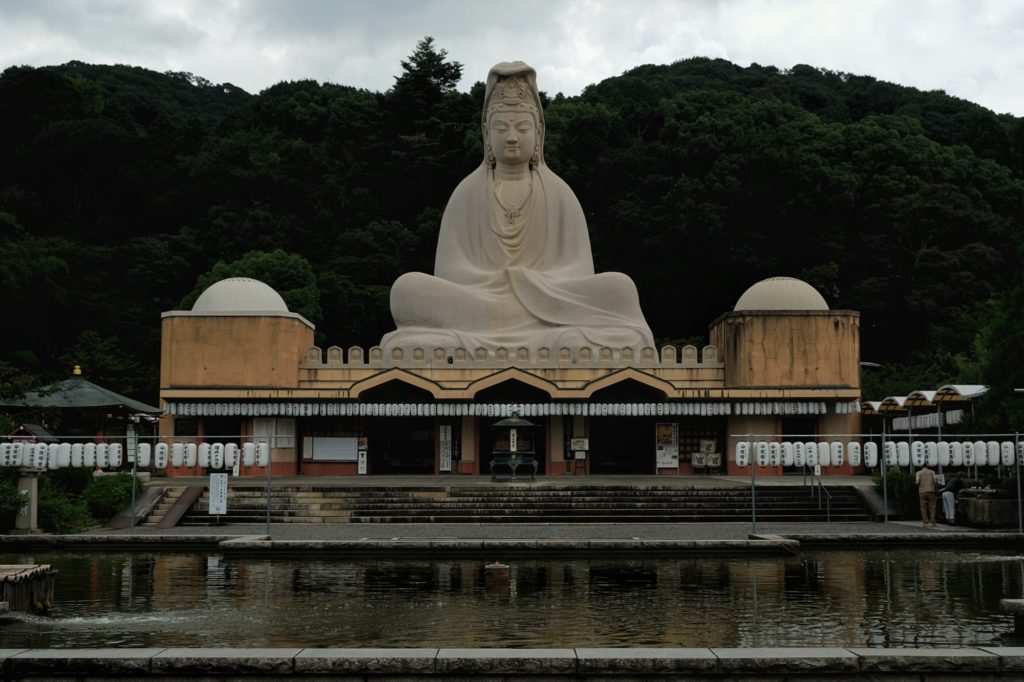 Le Ryozen Kannon, avec sa statue du Bodhisattva Avalokitesvara (Kannon), est un mémorial pour les morts de la Guerre du Pacifique