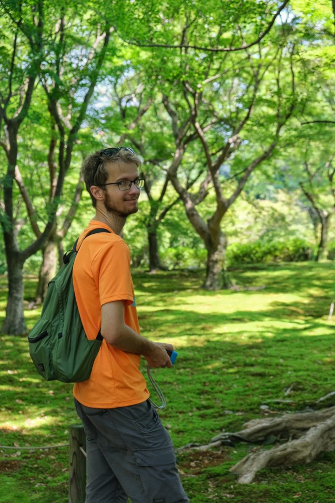 Vincent en train de filmer le sol mousseux du jardin du Tofuku-ji à Kyoto