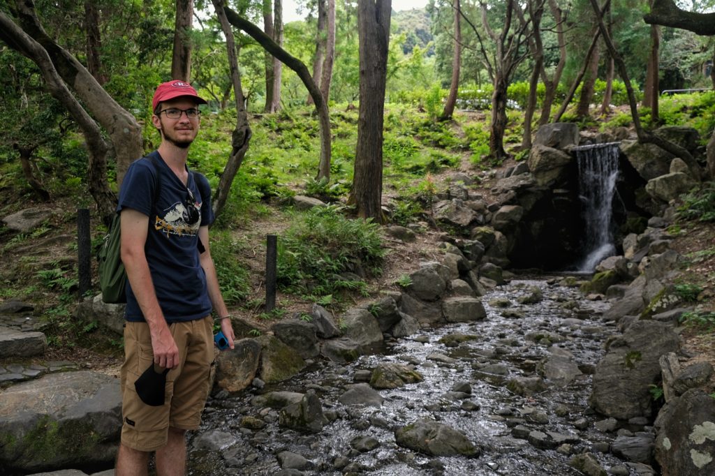 Vincent devant la rivière qui arrive au parc Maruyama de Kyoto