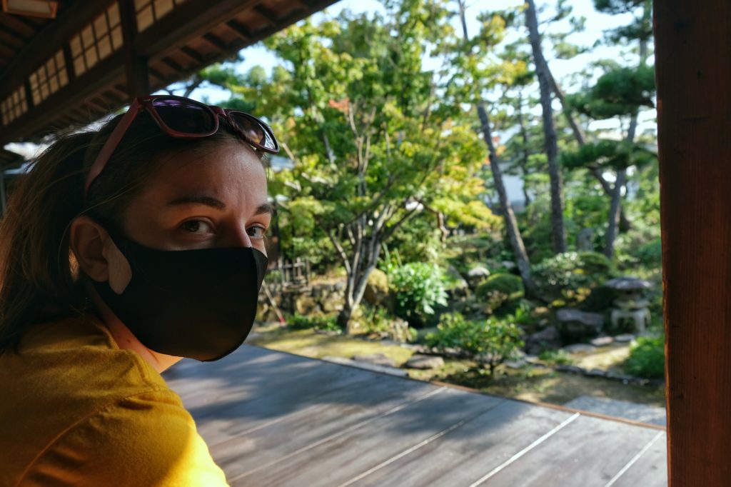 Claire profite du calme du jardin Shinkei-en de Kurashiki