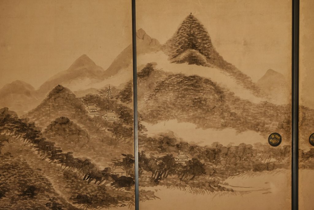 Une porte décorée d'une peinture d'une montagne avec un temple au Enko-ji de Kyoto