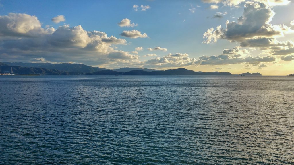 Le crépuscule sur la baie de Wakayama
