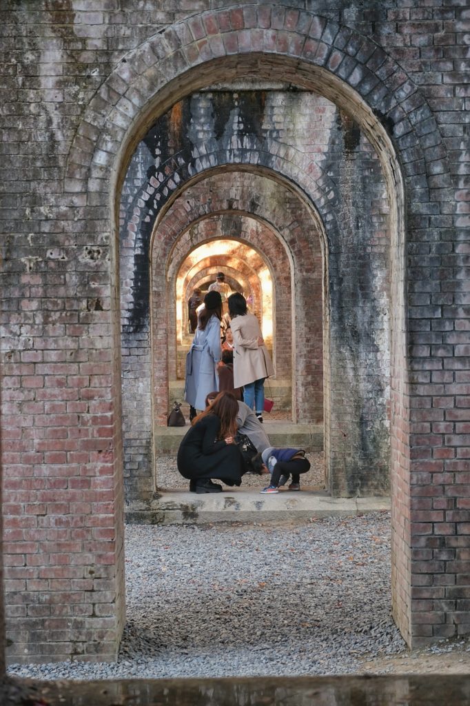 Les promeneurs sous les arches du pont d'eau Suirokaku