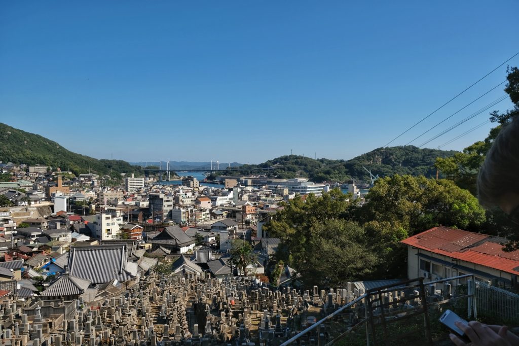 Vue de la ville d'Onomichi et du pont qui emmène vers Shikoku depuis l'allée des chats